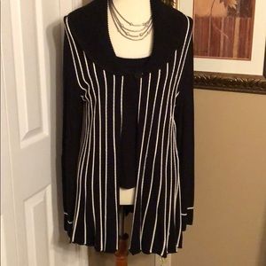 Beautiful sweater set - black and cream ax Lg.